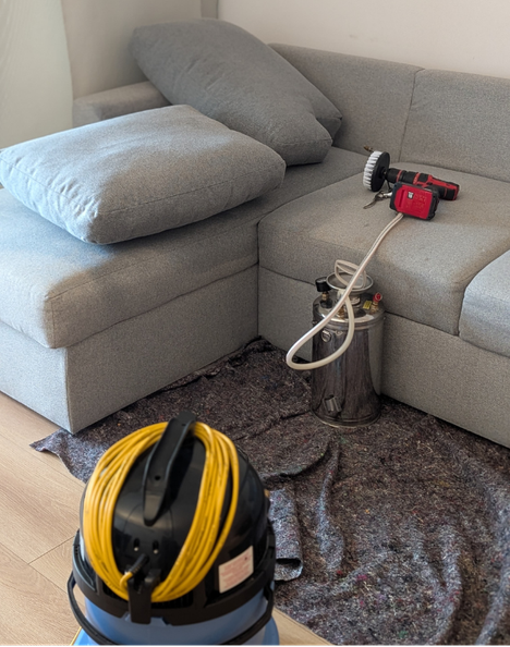 Proceso de limpieza de muebles en Valencia